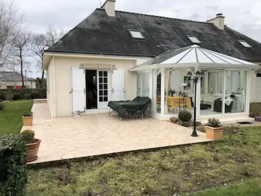 Terrasse en dalles de grès cérame à Sautron