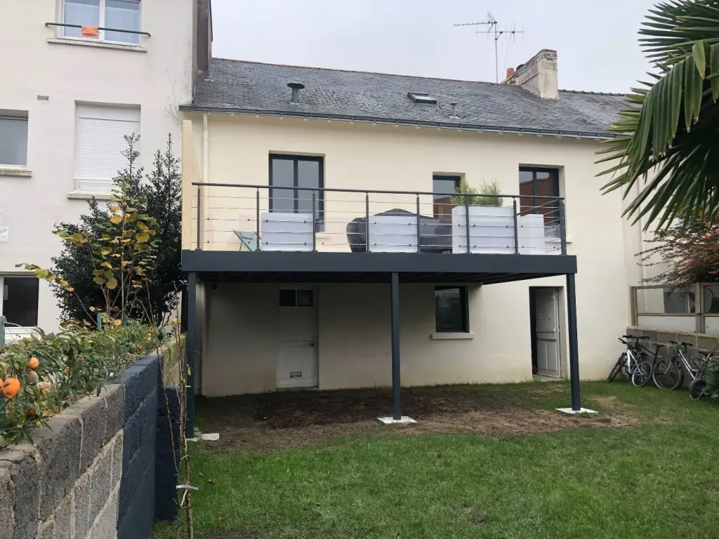 Terrasse sur poteaux à Nantes