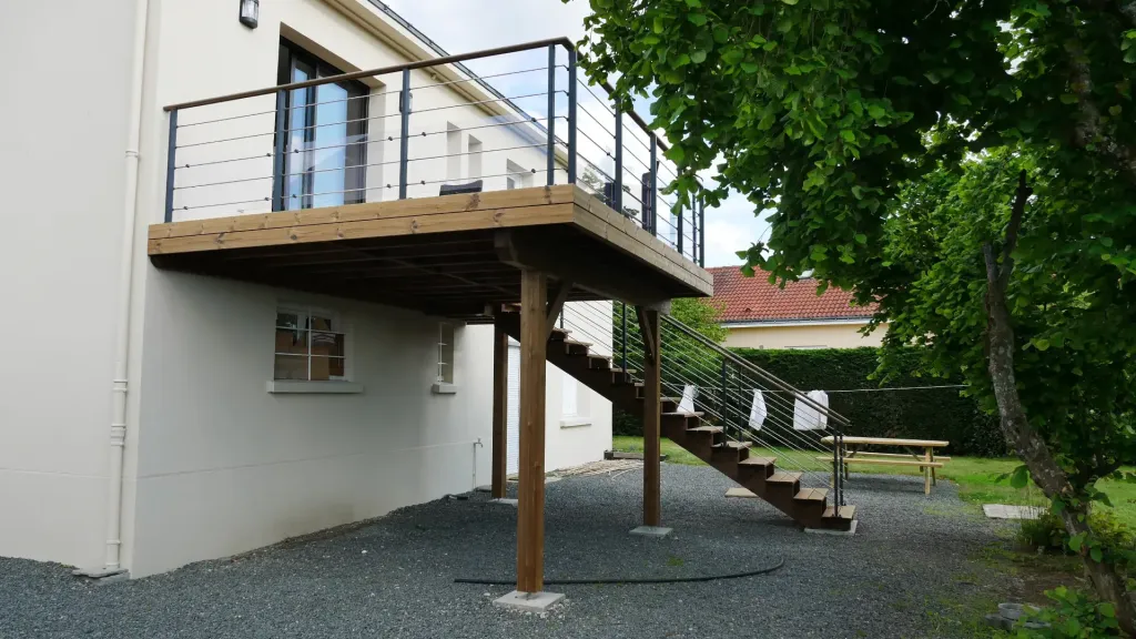 Terrasse sur poteaux à Montbert