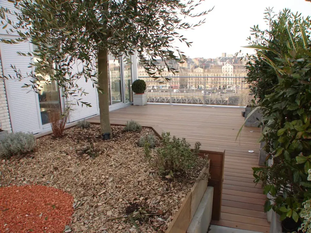 Terrasse bois sur toit étanche à Nantes