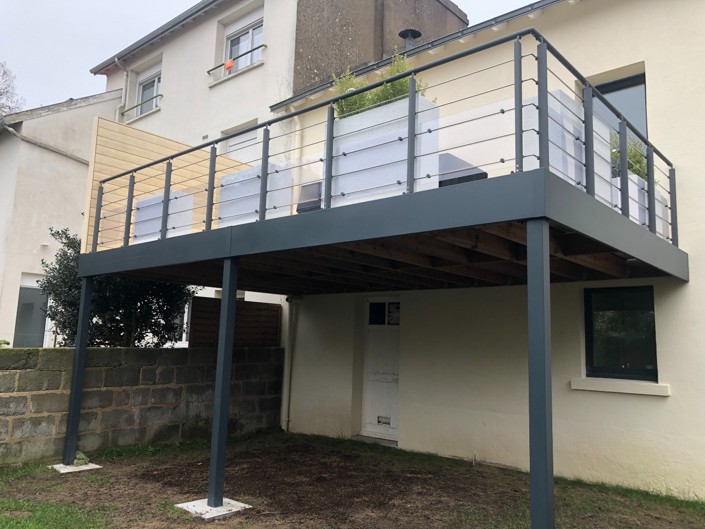 Terrasse sur poteaux à Nantes