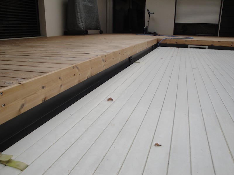 Terrasse tour de piscine à Gorges