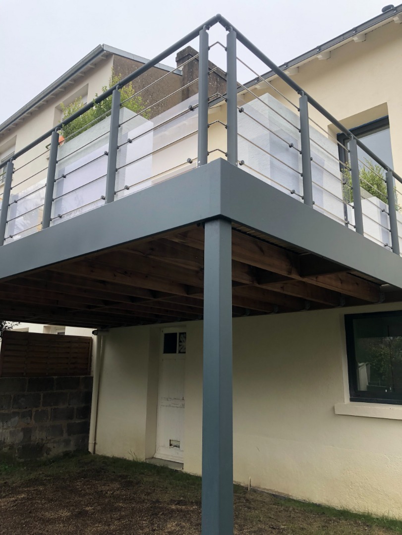 Terrasse sur pilotis à Nantes