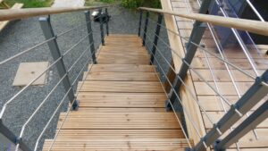 Terrasse sur poteaux à Montbert