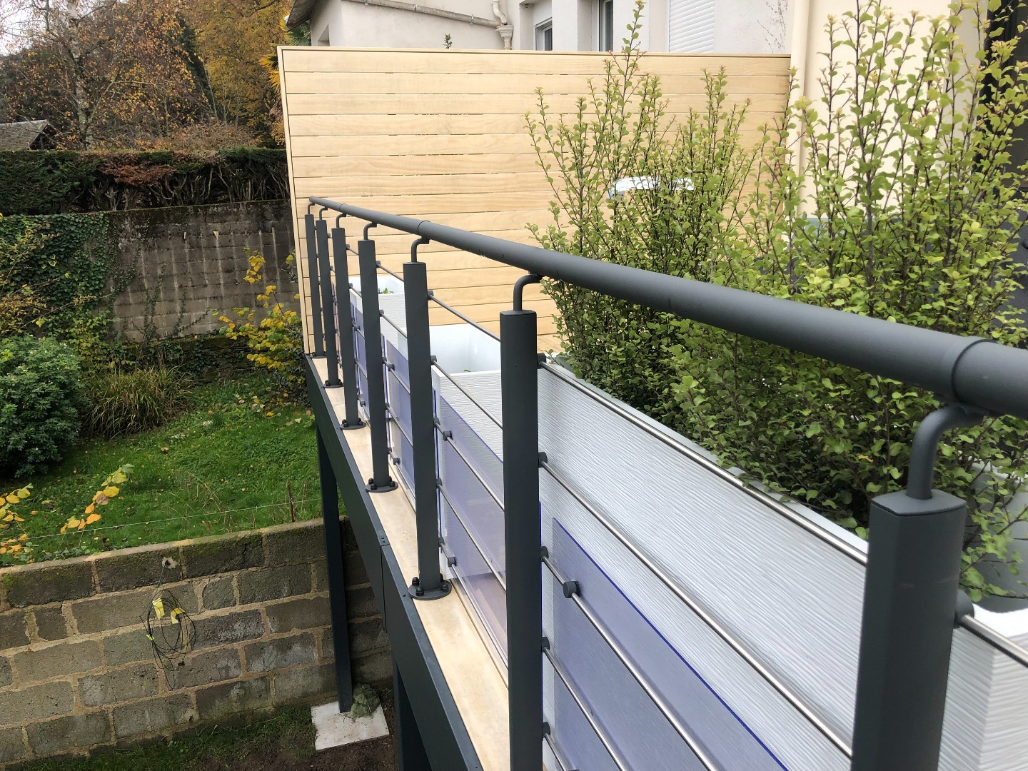 garde-corps en aluminium thermolaqués et tubes inox