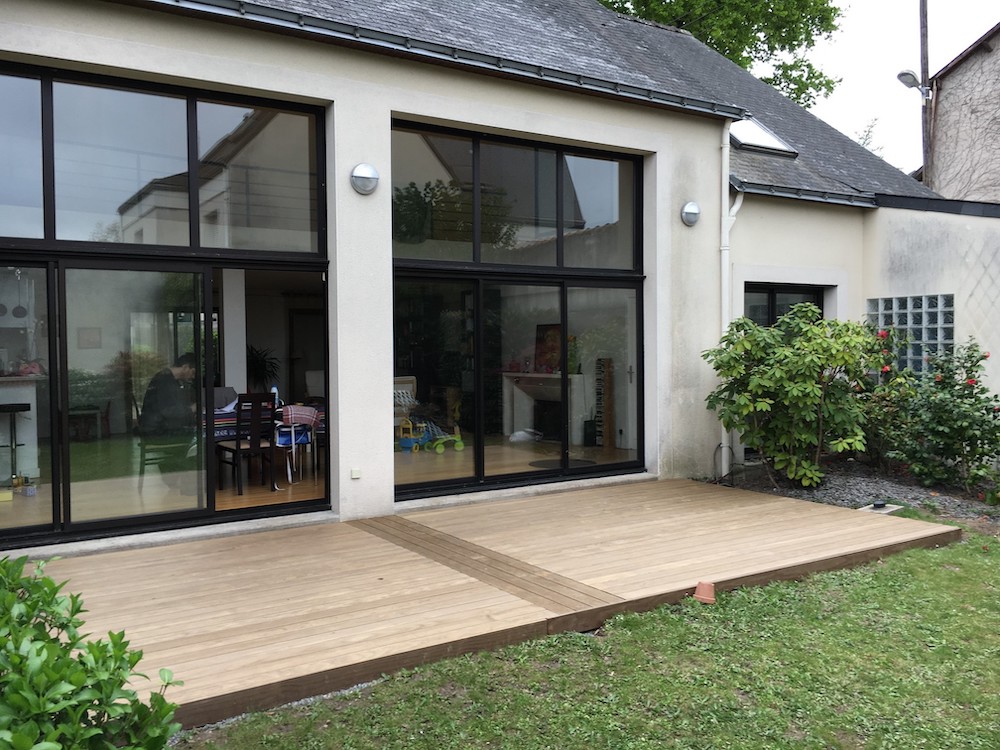 Installation de terrasse avec bacs à fleurs