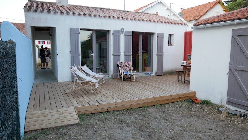13 - Guérande - terrasse themopin sur poteaux avec pergola.JPG