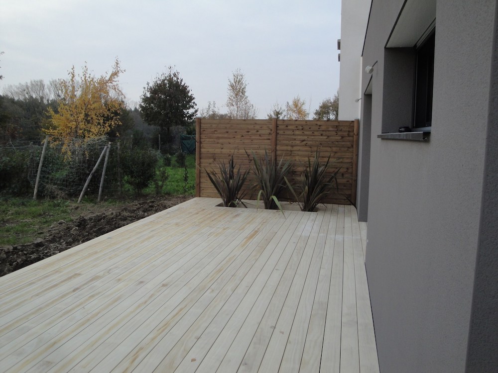 Pose de terrasse en bois sur terre