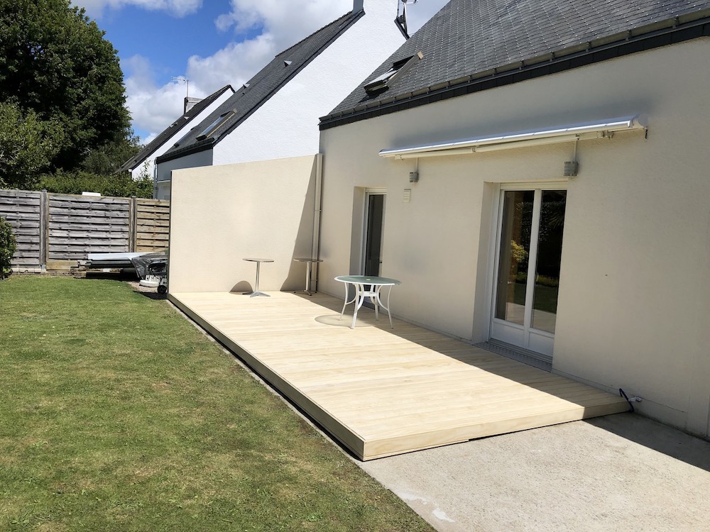 création d'une terrasse mêlant accoya et grès cérame