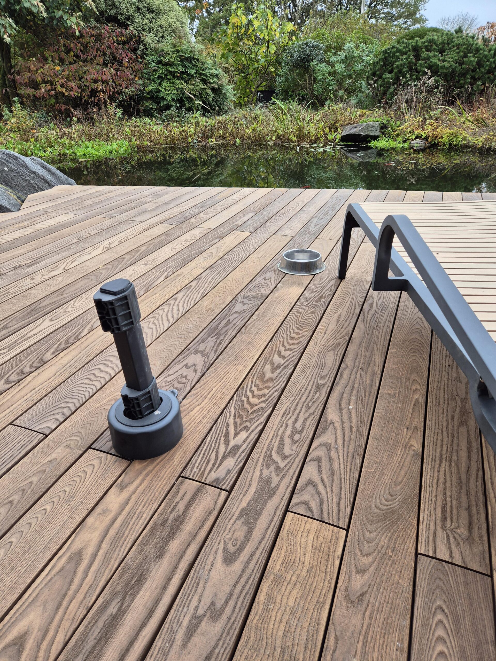 lames de terrasse en bois composite maintenues par clips JuAn