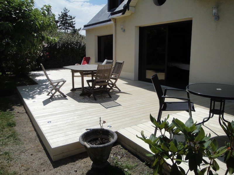 21 - Pornic - tour de piscine accoya sur dalle béton.JPG