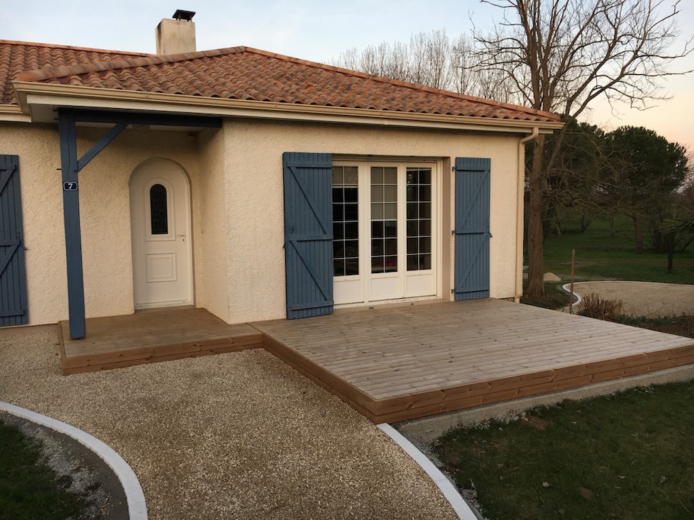 Installation de terrasse autour d'une maison