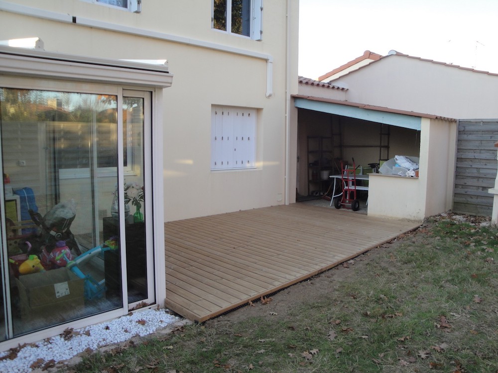 Installation de terrasse avec lumières à laid