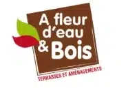 Logo A fleur d'eau & Bois. Design nature avec feuilles verte et rouge. Expert Terrasses et Aménagements extérieurs.