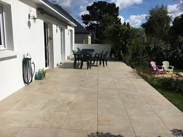 Conception de terrasses en grès cérame proche de Nantes