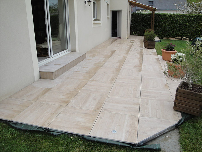 Création de terrasses en grès cérame proche de Nantes