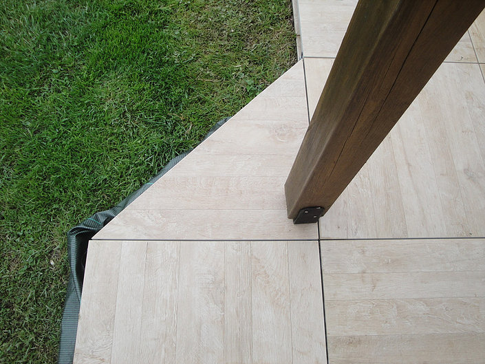 Installation de terrasses en grès cérame proche de Nantes