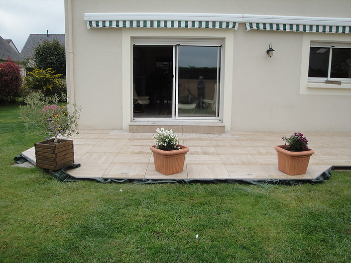 Création de terrasses en grès cérame proche de Nantes