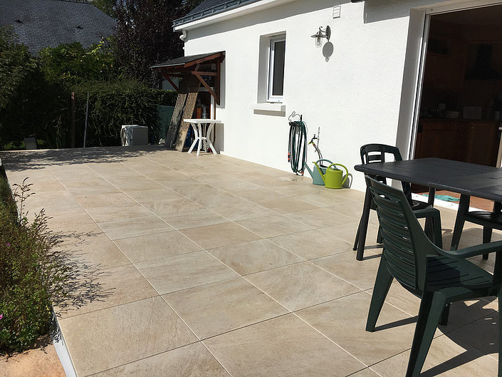 Aménagement de terrasses en grès cérame proche de Nantes