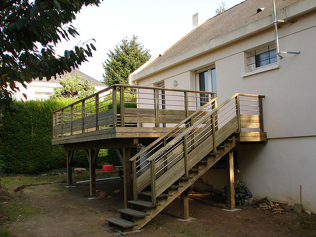 Installation de terrasse sur poteaux en Vendée