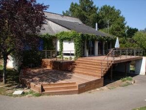 Pose d'une terrasse sur pilotis