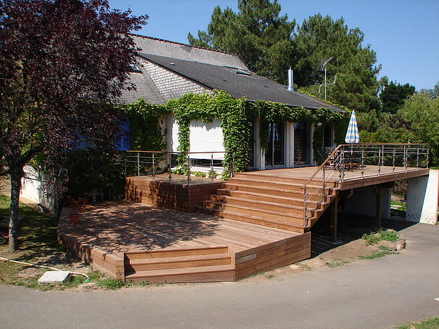 Pose d'une terrasse sur pilotis