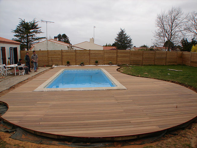 Tour de piscine aménagé proche de Nantes
