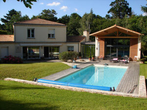 Terrasses avec plancher en bois tour de piscine proche de Nantes
