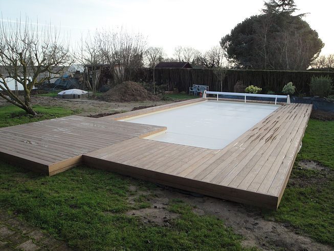 Terrasses et fleuraison de tour de piscine proche de Nantes