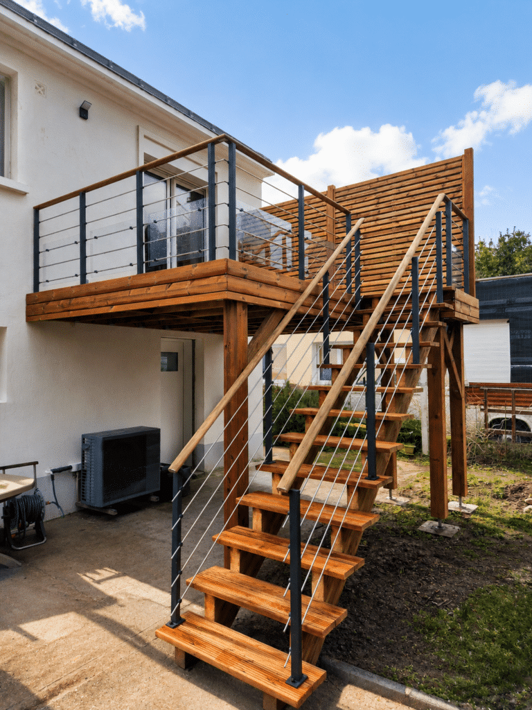 Terrasse sur pilotis St Sébastien sur Loire avec garde-corps et escalier sur mesure + palissade